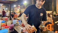 Yang pertama kamu bisa pesan STMJ Bakar Original seharga Rp 20.000. Proses blow toruch dilakukan sebanyak dua kali, yakni pada lapisan pertama dan lapisan kedua.  Foto: detikcom/Riska Fitria