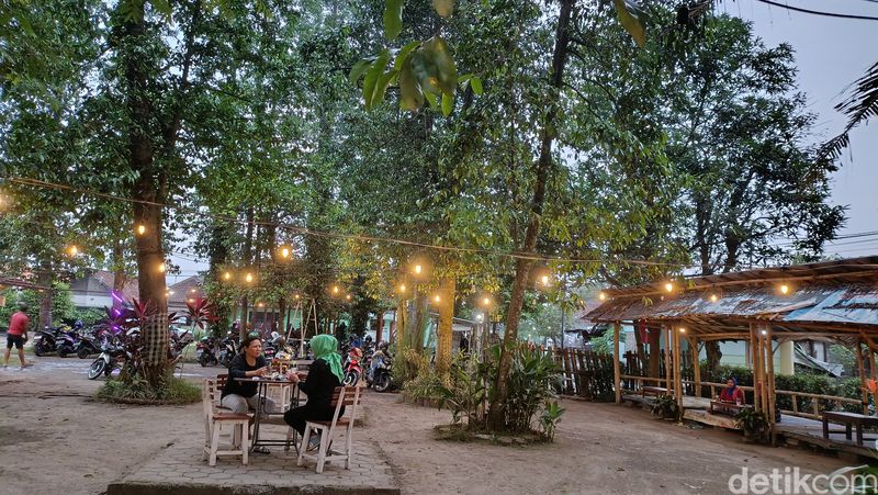 Suasana di Angkringan dan Kopi Kethip, Dusun Sebaran, Sidoarum, Godean, Kabupaten Sleman, Jumat (7/6/2024).