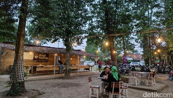Suasana di Angkringan dan Kopi Kethip, Dusun Sebaran, Sidoarum, Godean, Kabupaten Sleman, Jumat (7/6/2024).