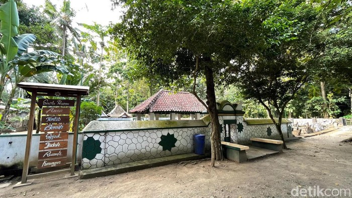 Susana kompleks Makam Kyai Landoh atau Syekh Jangkung di Jatirejo, Lendah, Kulon Progo, belum lama ini. Foto diunggah pada Jumat (7/6/2024).