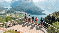 Tangga Loen Stigull menjanjikan pemandangan yang sepadan. Bayangkan, pemandangan air biru yang berkilauan dibingkai oleh pegunungan juga awan (Foto: Loen Active)