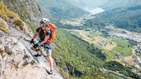 Tangga dengan 120 anak tangga ini merupakan tambahan fasilitas untuk memacu adrenalin di Loen, yang menjadi bagian dari rute pendakian via ferrata di desa ini (Foto: Loen Active)