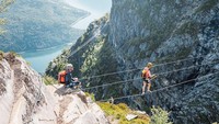 Tangga Loen Stigull, yang memiliki sudut 45 derajat, hanya dapat diakses oleh para pendaki yang telah mendaki sebagian rute via ferrata menuju puncak Loens Mount Hoven (Foto: Loen Active)