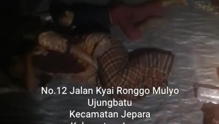 Tangkapan layar bapak bersama anaknya hidup di Gua Ujungbatu Jepara.