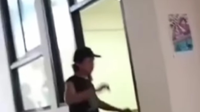 Tangkapan layar video viral oknum mahasiswa Unismuh Makassar mengamuk tendang pintu kaca kampus.