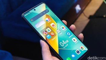 Layarnya menggunakan panel AMOLED dengan ukuran 6,78 inch 120Hz, resolusi FHD+ (2.460 x 1.080 pixel) dengan bezel tipis 1,3mm. Touch sampling rate-nya pun tinggi, mencapai 1.500Hz. (Foto: Adi Fida Rahman/detikINET)