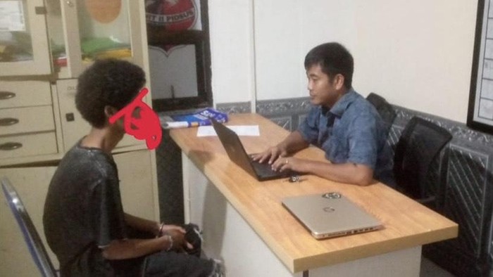 Tersangka RG sedang menjalani pemeriksaan polisi di Mapolres Basel