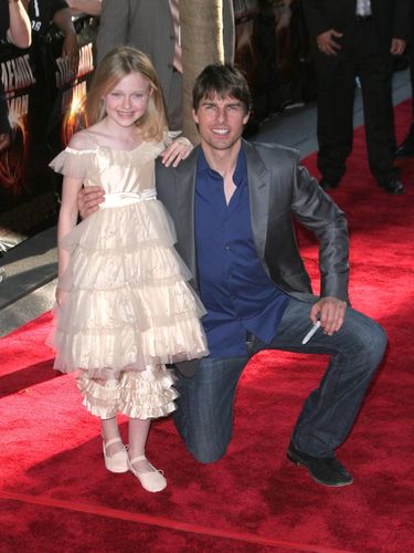 Dakota Fanning dan Tom Cruise saat premiere film 'War of the Worlds' di New York City, New York, Amerika Serikat, pada 2005.
