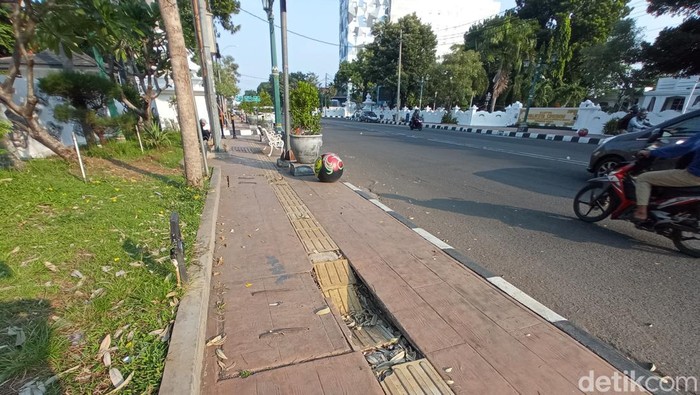 Trotoar disabilitas rusak di Jalan Siliwangi Cirebon