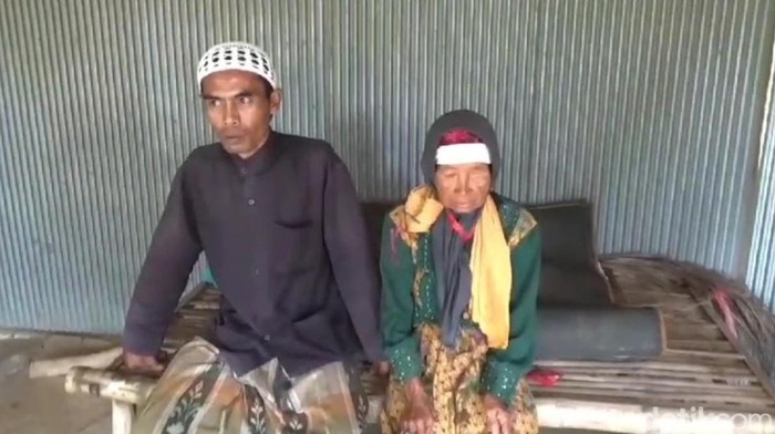 Tukang pijat berusia 84 tahun Hotijah bersama keponakannya Subairi.