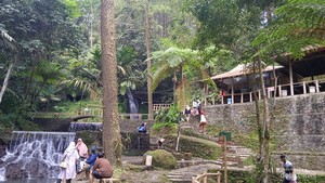 Cuaca Panas Begini, Emang Cocok Berenang di Curug Cipeuteuy Majalengka