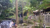 Suasana liburan di Curug Cipeuteuy