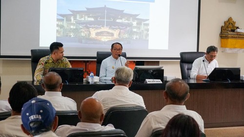 Wakil Bupati Badung I Ketut Suiasa saat memimpin Rapat Koordinasi Terkait Ketersediaan Gas LPG 3 Kg Bersubsidi di Ruang Rapat Wakil Bupati, Puspem Badung, Jumat (7/6).