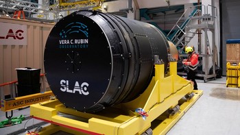 Kamera astronomi digital LSST 3200 megapiksel, kamera resolusi tertinggi di dunia, di dalam lokasi Observatorium Vera C. Rubin, di area Cerro Pachon, di wilayah Coquimbo, Chile, 18 Mei 2024. Kamera ini memiliki bobot hampir tiga ton, dan tugas ambisius untuk melakukan eksplorasi selama satu dekade yang belum pernah terjadi sebelumnya. Kamera digital terbesar yang pernah dibuat untuk astronomi optik siap dipasang di bawah langit cerah di bagian utara Chile.