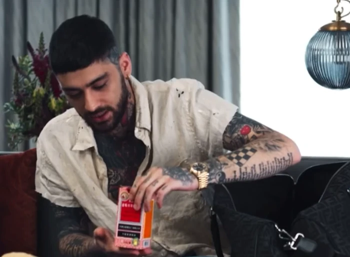 Zayn Malik Zayn Malik bawa obat batuk Cap Ibu dan Anak.