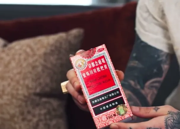 Zayn Malik bawa obat batuk Cap Ibu dan Anak.