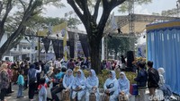 12 Jam Bandung Ngurulung Angklung dibagi menjadi 3 stage space. Terlihat pengungjung sangat sangat antusias dan semangat mendengarkan alunan musik angklung. (Foto: Wisga Putra Julian/detikJabar)