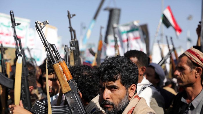 Aksi Pendukung Houthi Protes Genosida di Gaza Protesters, largely Houthi supporters, sit around Palestinian flag, as they rally to show solidarity with Palestinians in the Gaza Strip, in Sanaa, Yemen, June 7, 2024. REUTERS/Khaled Abdullah