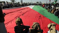 Massa membentangkan bendera Palestina berukuran raksasa.
