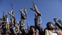 Para pengunjuk rasa, sebagian besar pendukung Houthi, berunjuk rasa untuk menunjukkan solidaritas terhadap warga Palestina di Jalur Gaza, di Sanaa, Yaman, 7 Juni 2024.