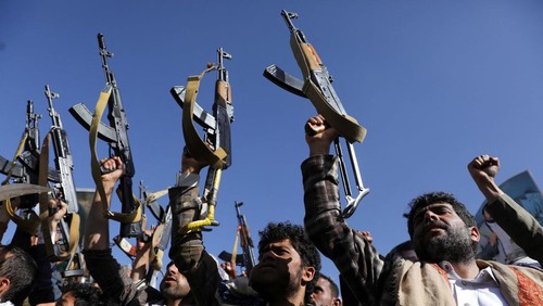 Protesters, largely Houthi supporters, sit around Palestinian flag, as they rally to show solidarity with Palestinians in the Gaza Strip, in Sanaa, Yemen, June 7, 2024. REUTERS/Khaled Abdullah