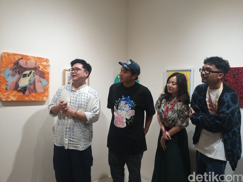 Pameran di All The Small Things.