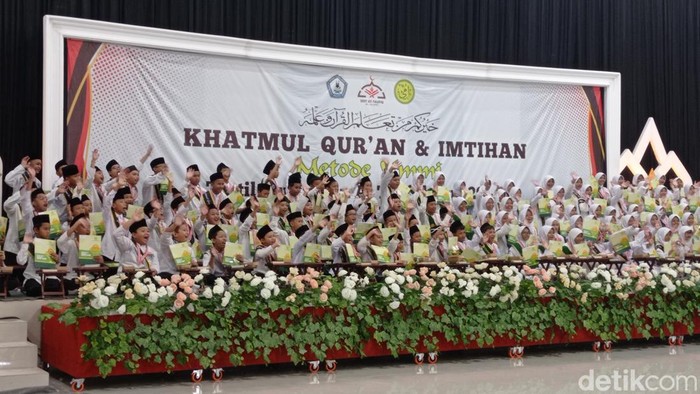 Anak-anak penghafal Al-Quran berfoto usai menuntaskan uji publik hafalan.