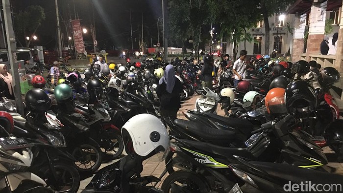 Area parkir wisata kota alam Surabaya dipenuhi kendaraan pengunjung