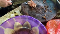 Dinamakan ancur, karena ayamnya digeprek atau dimemarkan saat disajikan. Konsepnya mirip dengan ayam penyet. Foto: detikFood/Yenny Mustika Sari