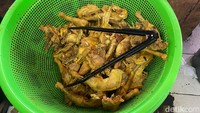Menu andalan Ayam Ancur ini tentu saja ayam gorengnya. Ayamnya menggunakan ayam pejantan yang besar dan diungkep selama berjam-jam. Foto: detikFood/Yenny Mustika Sari