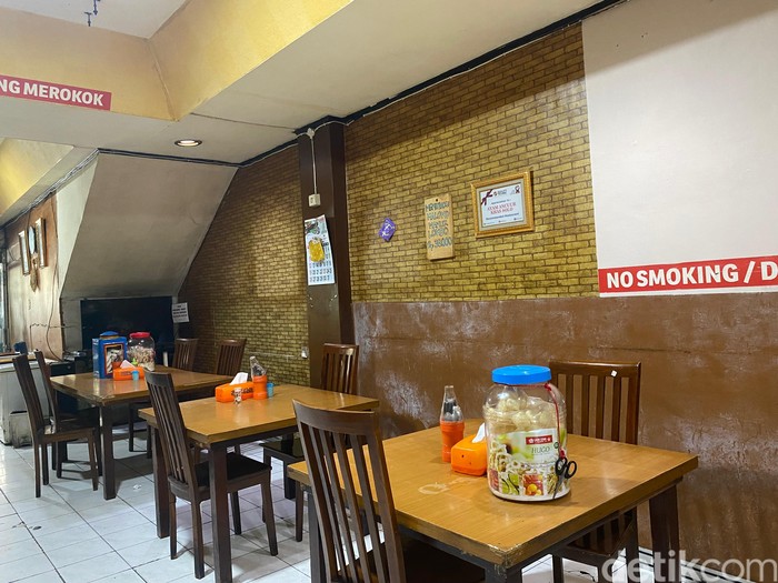 Ayam Ancur Ayam Ancur, ayam goreng khas Solo berukuran jumbo
