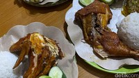 Saat pesanan tiba, menu ayam goreng ini menyita perhatian kami. Pasalnya, ayam goreng itu memiliki potongan yang jumbo. Seporsinya disajikan bersama lalapan, sambal, dan tempe goreng. Foto: detikFood/Yenny Mustika Sari