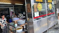 Ayam goreng selalu menjadi lauk favorit untuk makan siang. Kamu bisa menemukan banyak tempat makan ayam goreng yang enak. Salah satunya di kawasan Jakarta Pusat bernama Ayam Ancur. Foto: detikFood/Yenny Mustika Sari