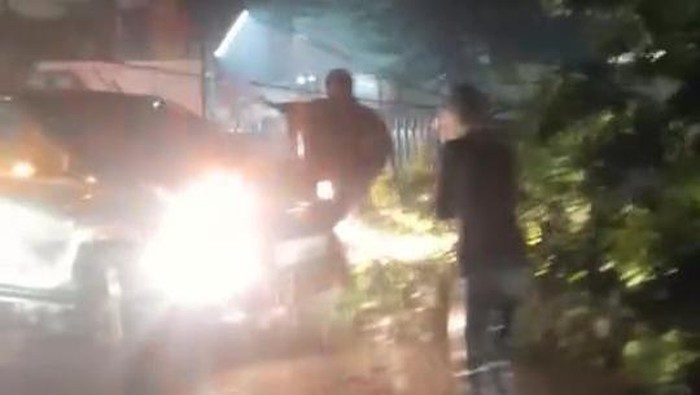 Banjir dan pohon tumbang di Medan. (Istimewa)