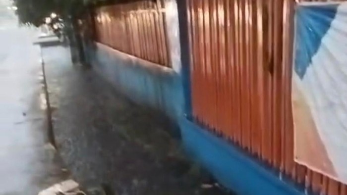Sejumlah jalan dan permukiman di Kota Palembang terendam banjir. Banjir terjadi setelah hujan dengan intensitas tinggi mengguyur 1 jam.