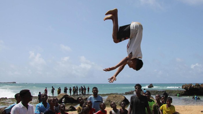 Berani Coba! Melompat ke Samudra Hindia A boy jumps into the Indian Ocean waters in Hamarweyne district of Mogadishu, Somalia June 7, 2024. REUTERS/Feisal Omar