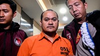 Masih di hari yang sama, Polri menampilkan buron paling dicari Thailand, Chaowalit Thongduang, jelang diekstradisi di Gedung Bareskrim, Jakarta. Sebanyak 10 anggota gabungan dari Bareskrim dan Hubungan Internasional Mabes Polri mengawal proses ekstradisi tersebut ke negara asalnya. ANTARA FOTO/Rivan Awal Lingga