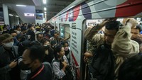 Jelang menutup hari, ada foto anker yang berdesakan di Stasiun Manggarai, Jakarta. Ribuan warga yang menggunakan kereta api di jam pulang pergi kerja sangatlah banyak. Stasiun ini menjadi pusat transit untuk berpindah arah tujuan, biasa pada sore hari para penumpang KRL akan berhenti di stasiun ini untuk menuju peron arah mereka pulang. Rifkianto Nugroho/detikcom