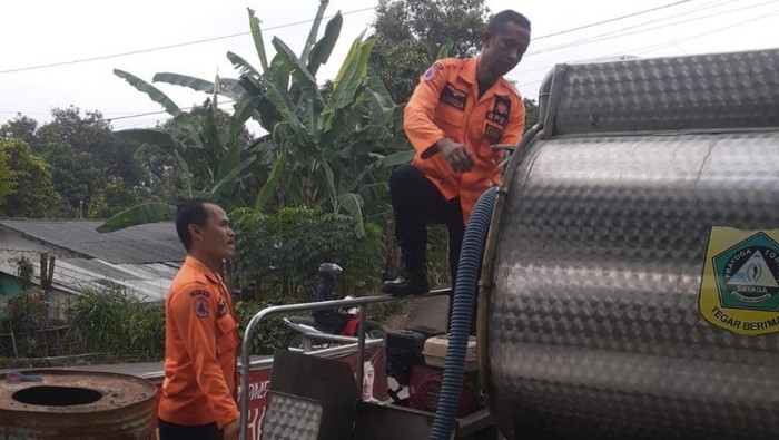 BPBD Kabupaten Bogor mendistribusikan air bersih kepada warga.