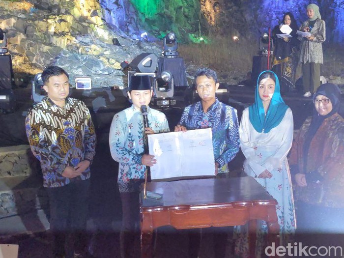 Bupati Trenggalek Terima Sertifikat Renewable Energy