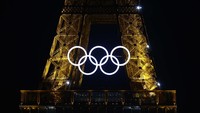 Pemasangan lima cincin Olimpiade di Menara Eiffel itu, menandai 50 hari dimulainya Olimpiade musim panas.