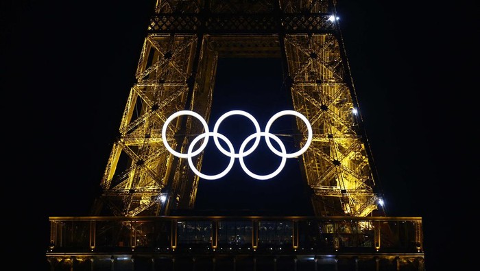 Cincin Olimpiade Hiasi Menara Eiffel The Olympic rings are displayed on the first floor of the Eiffel Tower ahead of the Paris 2024 Olympic games in Paris, France, June 7, 2024. REUTERS/Sarah Meyssonnier