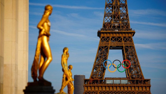 The Olympic rings are displayed on the first floor of the Eiffel Tower ahead of the Paris 2024 Olympic games in Paris, France, June 7, 2024. REUTERS/Sarah Meyssonnier
