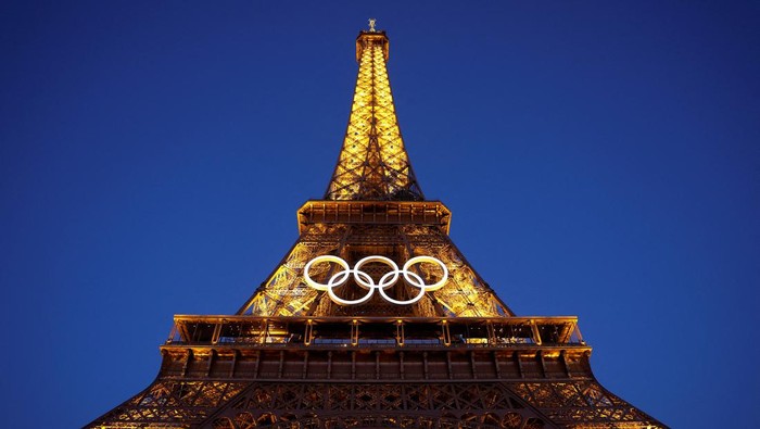 The Olympic rings are displayed on the first floor of the Eiffel Tower ahead of the Paris 2024 Olympic games in Paris, France, June 7, 2024. REUTERS/Sarah Meyssonnier
