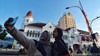Semakin sore kawasan Surabaya Kota Lama banyak dikunjungi warga. Khususnya para muda-mudi.
