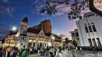 Dan beginilah suasana Surabaya Kota Lama saat sore hari. Banyak pengunjung bisa menikmati senja dan juga lampu gedung yang estetik.