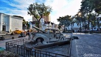 Replika mobil A.W.S. Mallaby dibangun untuk mengenang perjuangan kemerdekaan oleh arek Suroboyo.