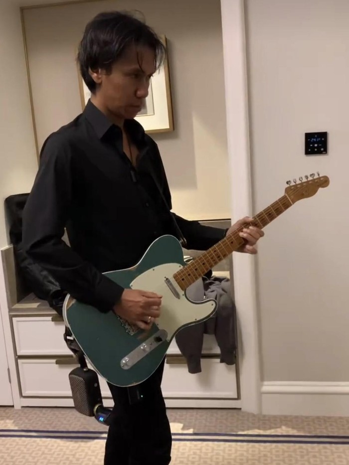 Eross Candra Sheila On 7 lelang gitar untuk bantu Gaza Palestina Eross Candra Sheila On 7 lelang gitar untuk bantu Gaza Palestina. Foto diunggah Sabtu (8/6/2024).