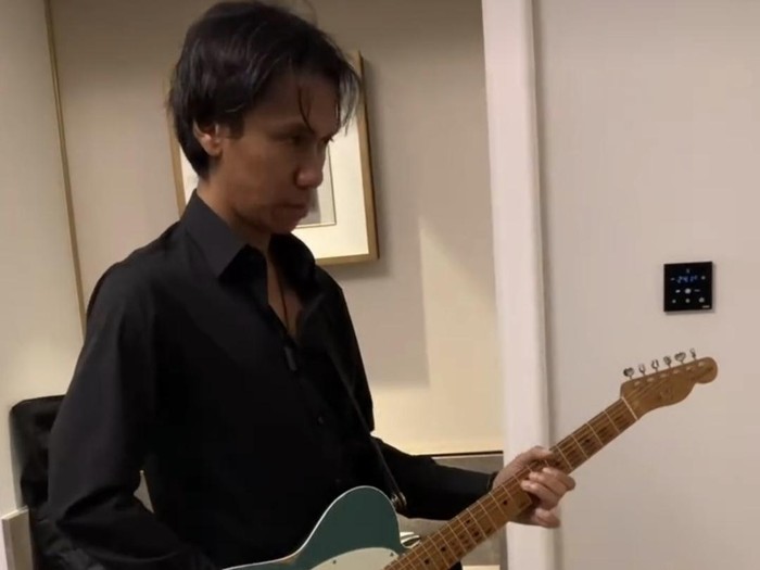 Eross Candra Sheila On 7 lelang gitar untuk bantu Gaza Palestina. Foto diunggah Sabtu (8/6/2024).