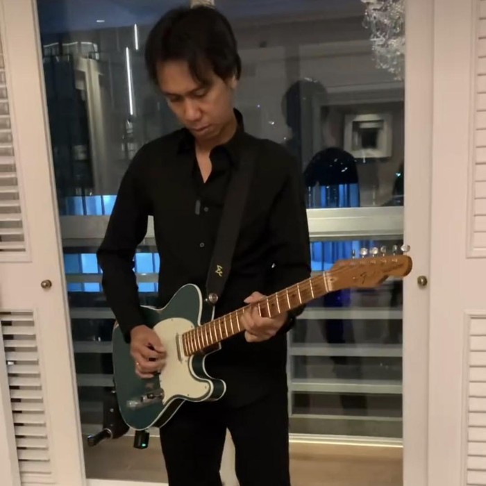 Eross Candra Sheila On 7 lelang gitar untuk bantu Gaza Palestina. Foto diunggah Sabtu (8/6/2024).